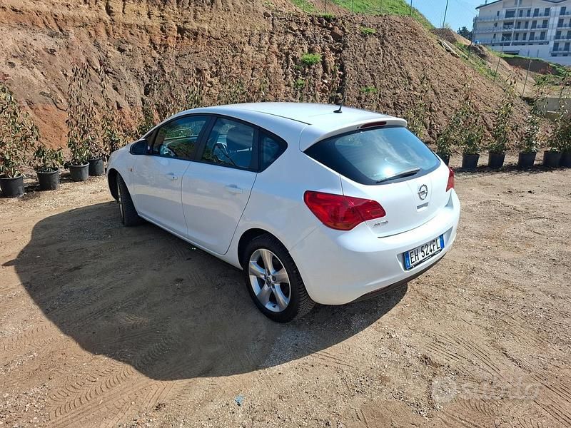 Usata Opel Astra Cosmo 101 CV (74 kW) 2011 Bianco Berlina