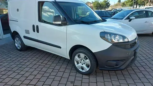 Begagnad Fiat Doblò Lounge 95 HK (69 kW) 2020 Vit