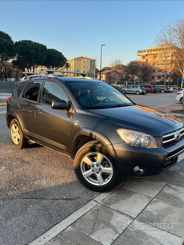 Grigio Usata 2008 Toyota RAV4 SUV | 4000 € - Immagine 1/4