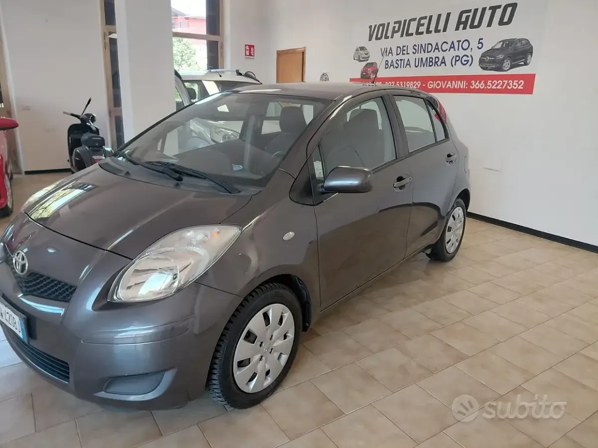 Usata Toyota Yaris 90 CV (66 kW) 2009 Grigio Utilitaria