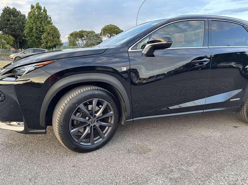Usata Lexus NX300h Sport Line 155 CV (114 kW) 2015 Nero SUV