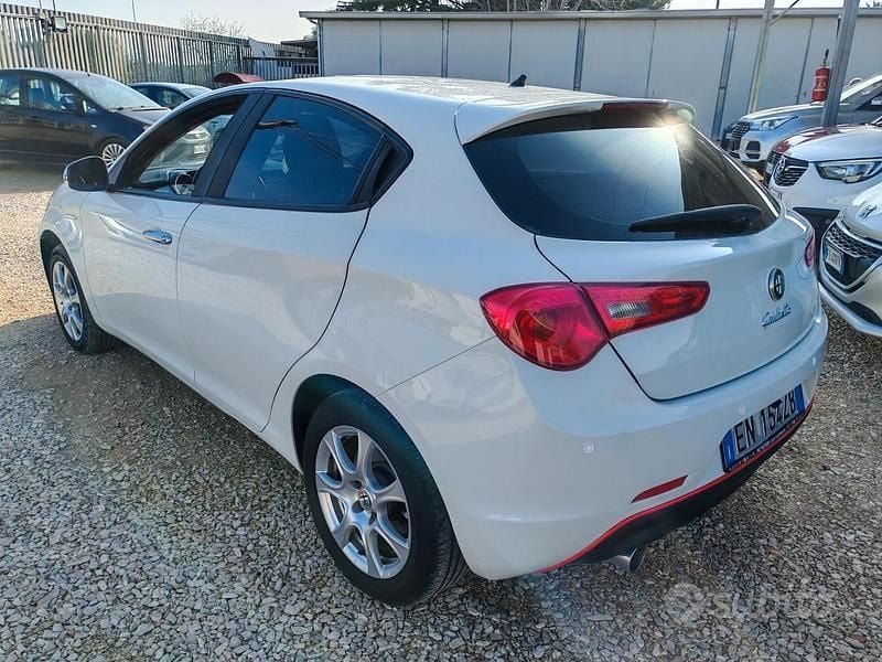 Second-hand Alfa Romeo Giulietta Progression 105 CP (77 kW) 2012 Alb Hatchback