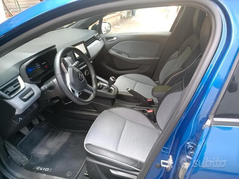 Occasion Renault Clio V 101 ch (74 kW) 2024 Bleue Citadine