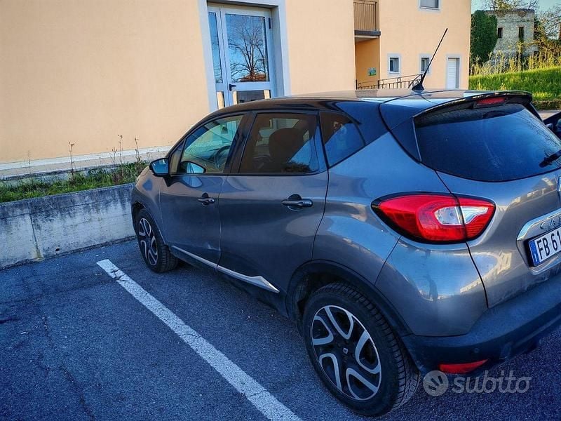 Usata Renault Captur 110 CV (80 kW) 2015 Grigio SUV