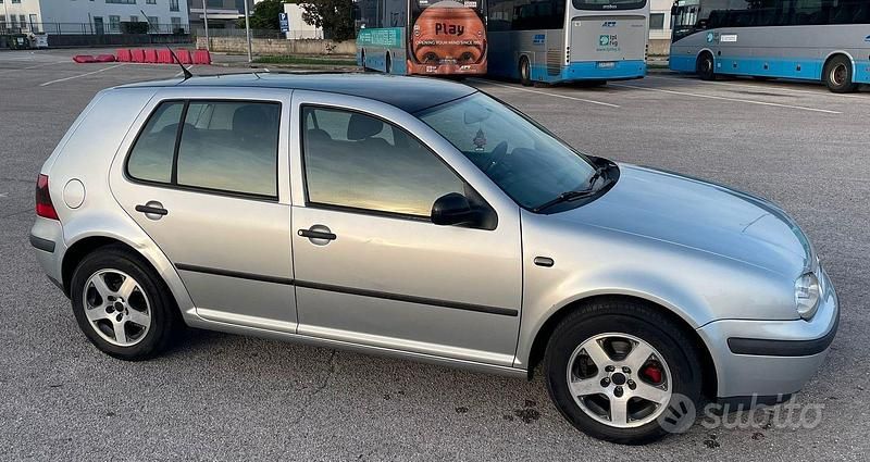 Grigio Usata 2001 VW Golf IV Tre volumi | 2500 € (Cara) - Immagine 1/4
