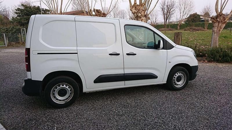 Usata Opel Combo Edition 102 CV (75 kW) 2021 White jade Monovolume