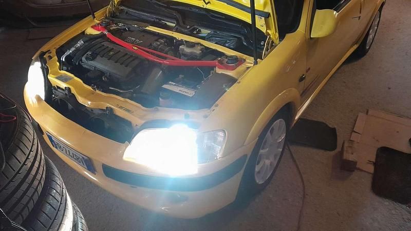 Usata Peugeot 106 S16 118 CV (86 kW) 2003 Giallo Utilitaria