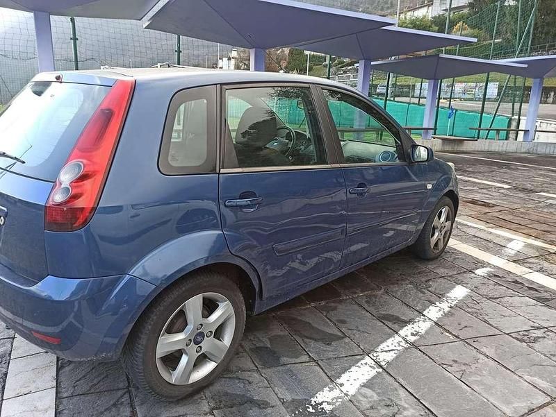Usata Ford Fiesta Ghia 68 CV (50 kW) 2007 Blu Berlina