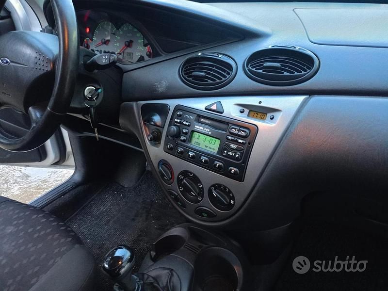 Usata Ford Focus Ghia 100 CV (73 kW) 2000 Grigio Station wagon