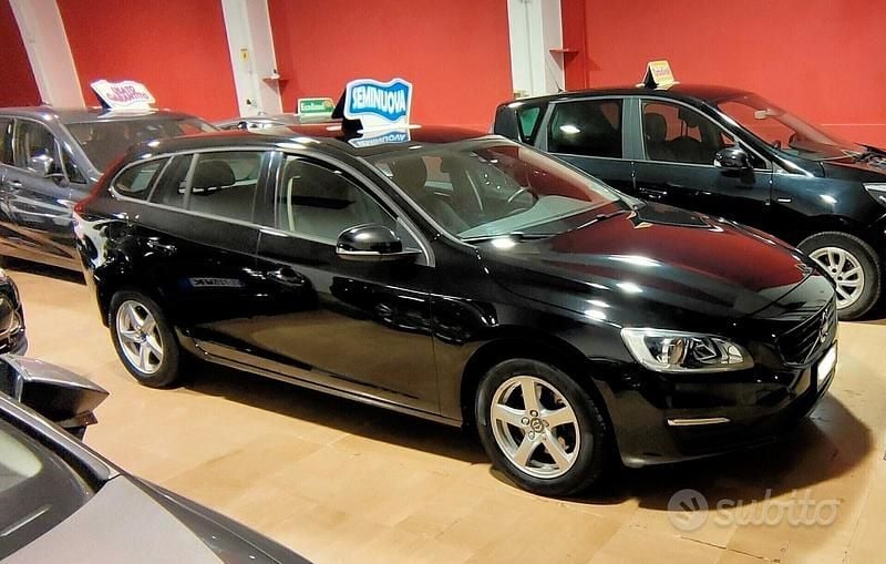 Usata Volvo V60 Dynamic 120 CV (88 kW) 2017 Nero Station wagon