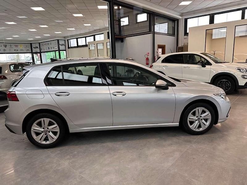 Usata VW Golf VIII Life 110 CV (80 kW) 2023 Grigio argento met Berlina