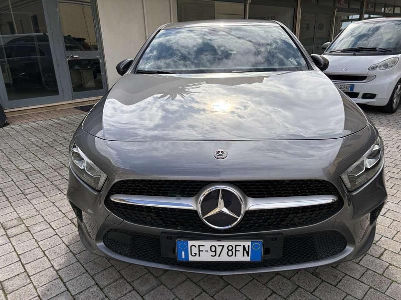 Usata Mercedes A180 Premium 116 CV (85 kW) 2020 Grigio Berlina