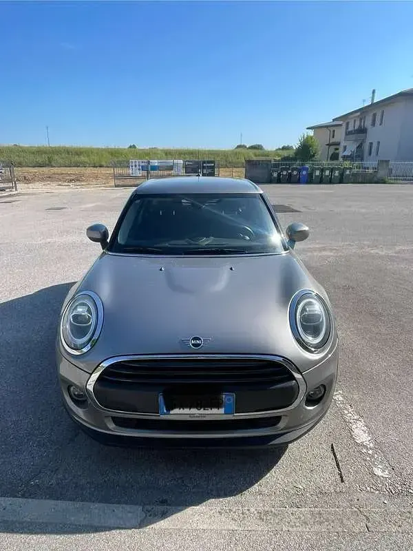 Usata Mini ONE 102 CV (75 kW) 2019 Argento Utilitaria