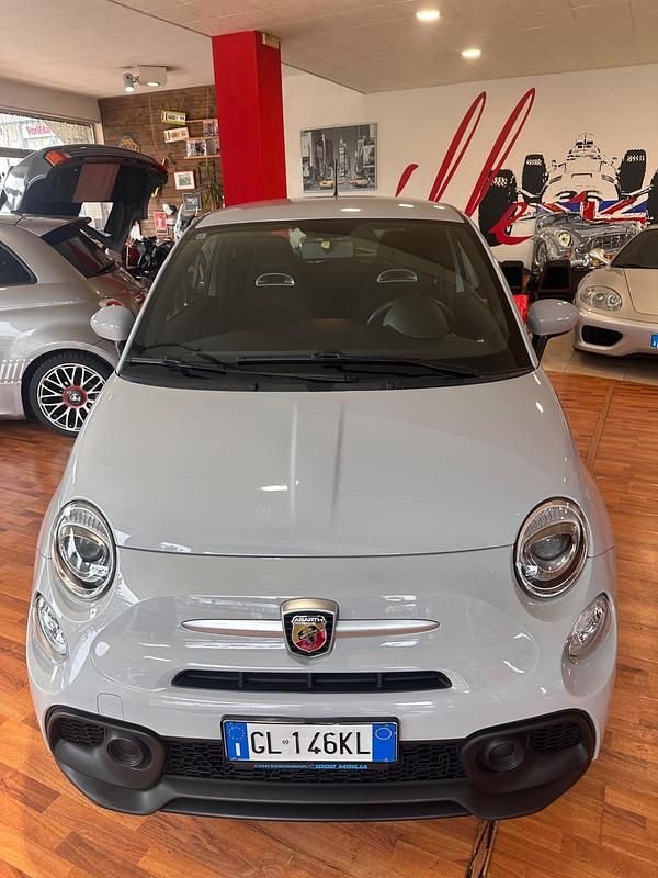 Grigio Usata 2022 Abarth 595 Tre volumi | 18.500 € (Buon prezzo) - Immagine 1/4
