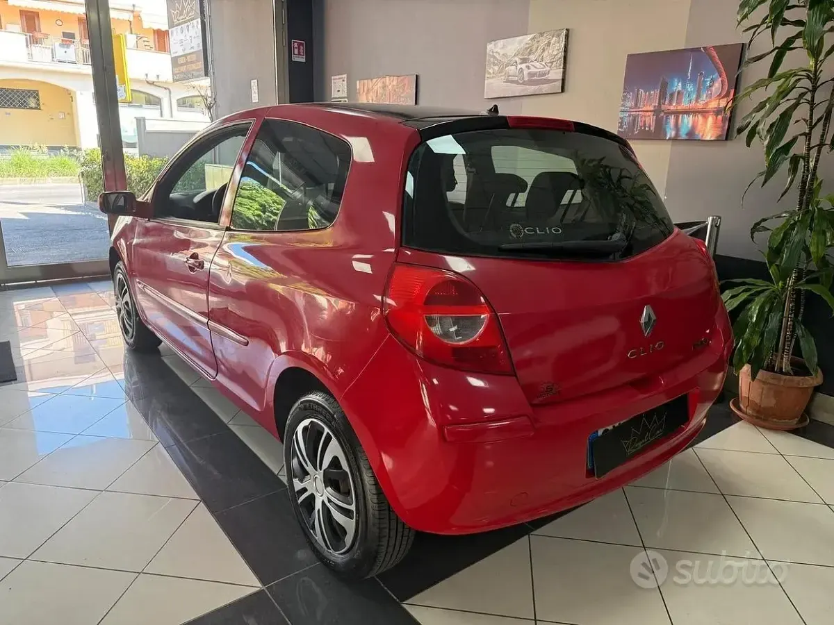 Usata Renault Clio II 75 CV (55 kW) 2006 Rosso Berlina