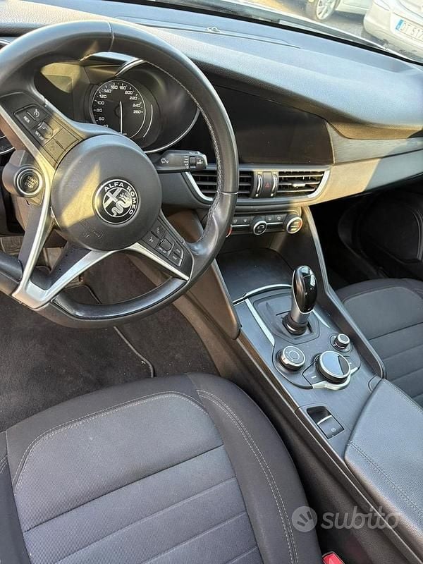 Usata Alfa Romeo Giulia 150 CV (110 kW) 2017 Grigio Berlina