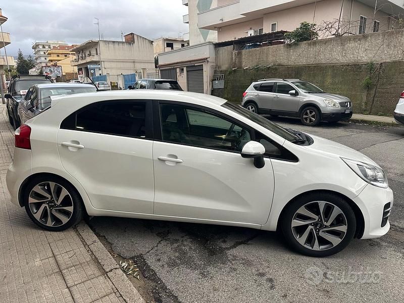 Usata Kia Rio Active 90 CV (66 kW) 2015 Bianco Berlina