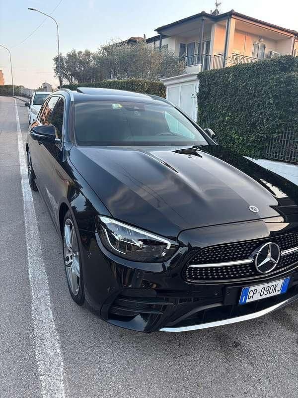 Usata Mercedes E220 Premium 194 CV (142 kW) 2022 Nero Station wagon