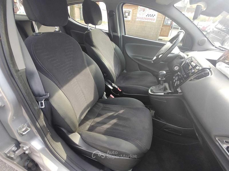 Usata Lancia Ypsilon 85 CV (62 kW) 2013 Argento Utilitaria