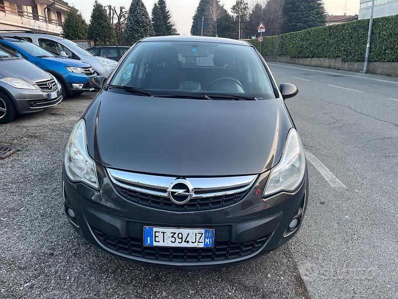 Usata Opel Corsa Edition 86 CV (63 kW) 2014 Grigio Berlina