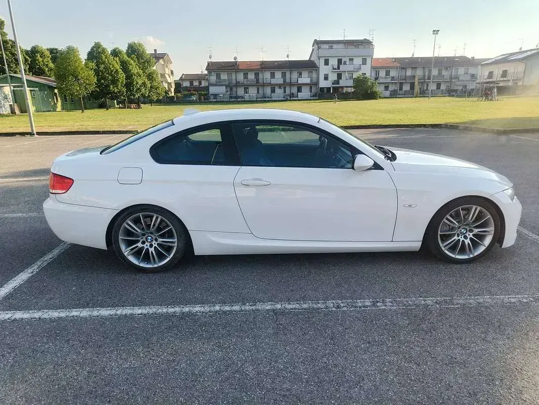 Usata BMW 325 M Sport 197 CV (144 kW) 2008 Bianco Coupé