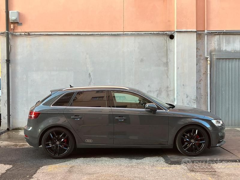 Grigio Usata 2019 Audi A3 Due volumi | 20.000 € (Ottimo prezzo) - Immagine 1/4