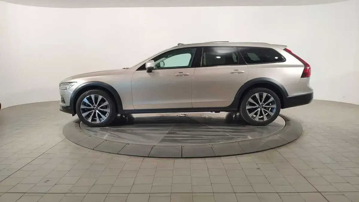Usata Volvo V90 CC Ultimate 197 CV (144 kW) 2022 Bright dusk metallizzato Station wagon