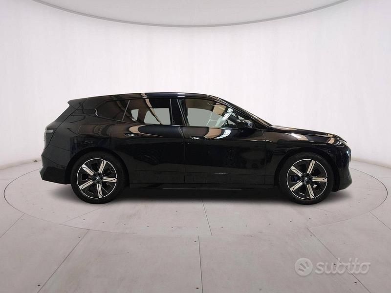 Usata BMW iX Comfort Edition 384 kW (523 CV) 2025 Black sapphire SUV