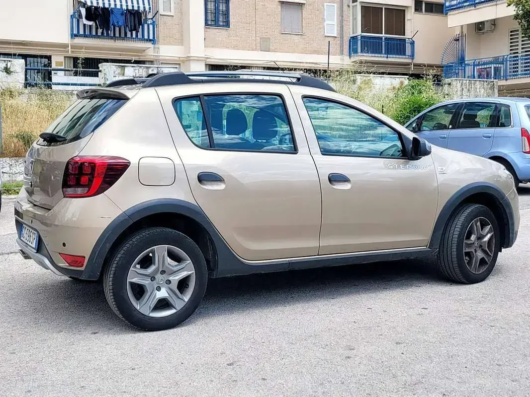 Usata Dacia Sandero Comfort 101 CV (74 kW) 2020 Bronzo Berlina