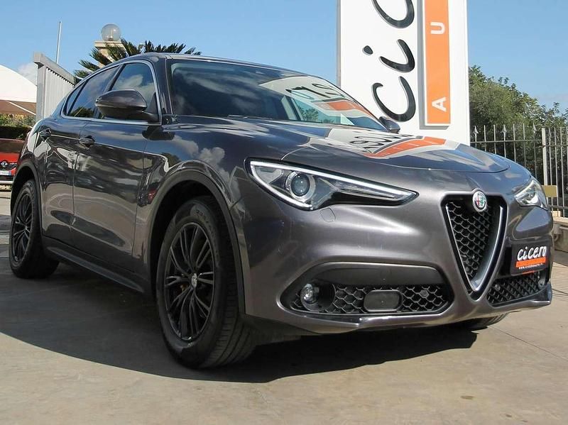 Grigio Usata 2018 Alfa Romeo Stelvio Super SUV | 18.900 € (Buon prezzo) - Immagine 1/4