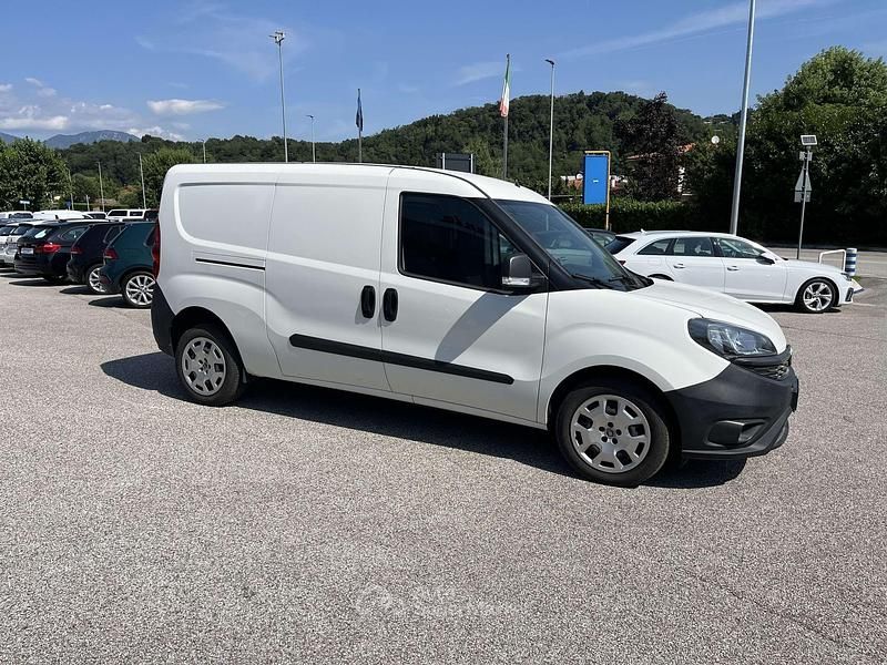 Usata Fiat Doblò 105 CV (77 kW) 2021 Bianco Monovolume