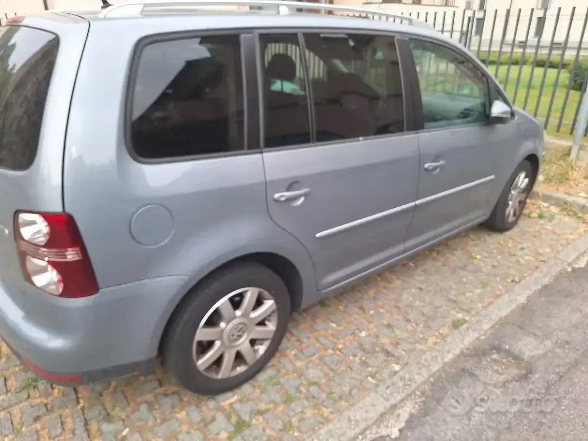 Usata VW Touran Highline 105 CV (77 kW) 2010 Grigio Monovolume