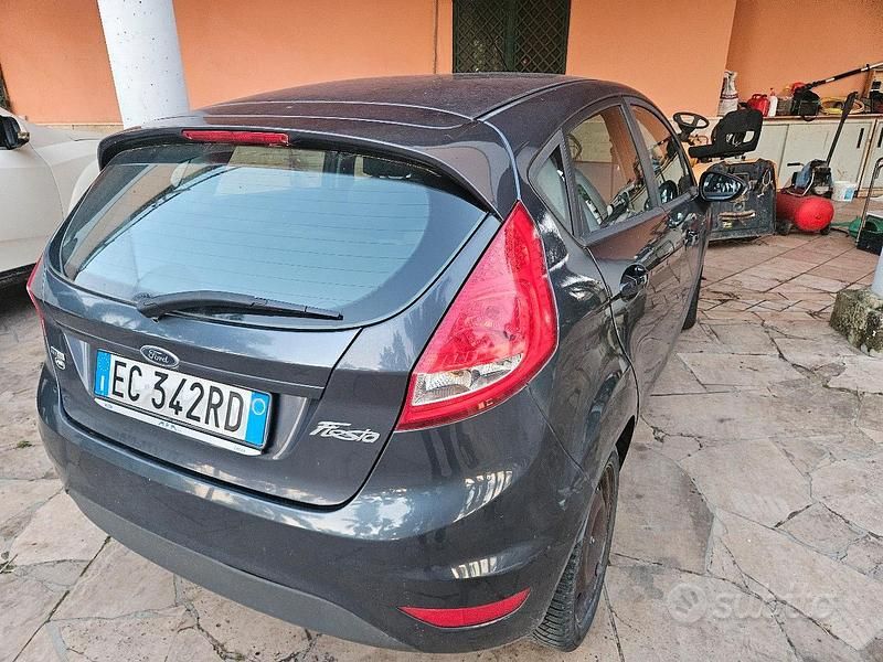 Usata Ford Fiesta 68 CV (50 kW) 2010 Grigio Utilitaria