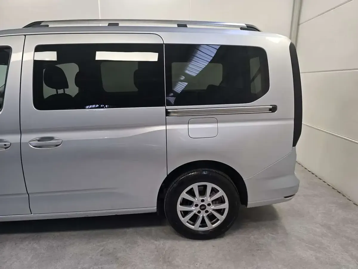 Usata Ford Tourneo Connect Titanium 122 CV (89 kW) 2024 Argento Monovolume