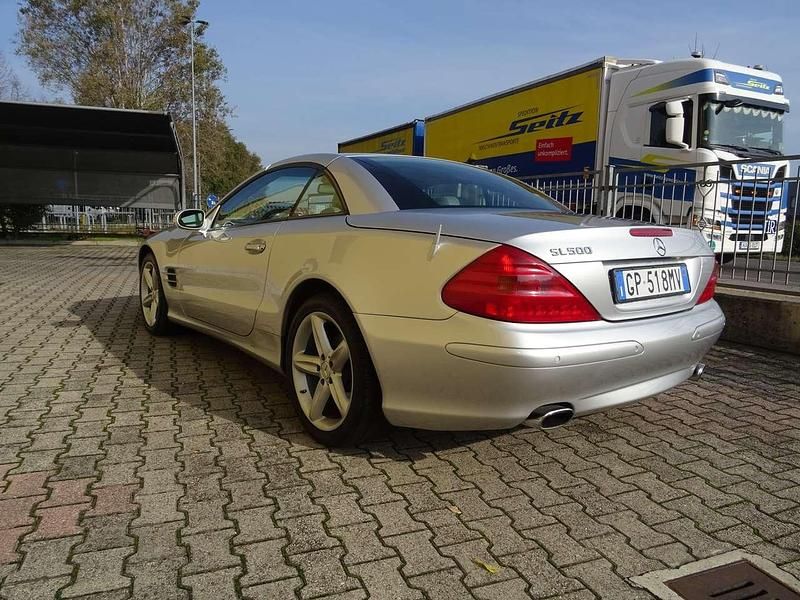 Usata Mercedes SL500 306 CV (225 kW) 2001 Argento Cabrio