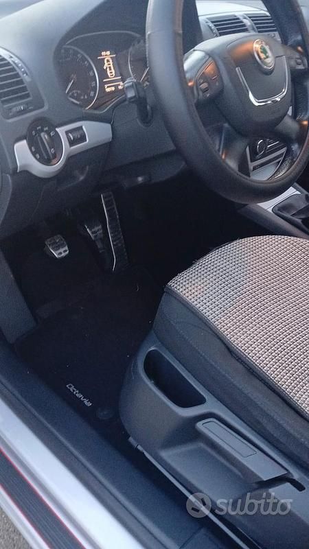 Grigio Usata 2011 Skoda Octavia Station wagon | 4500 € (Buon prezzo) - Immagine 1/4