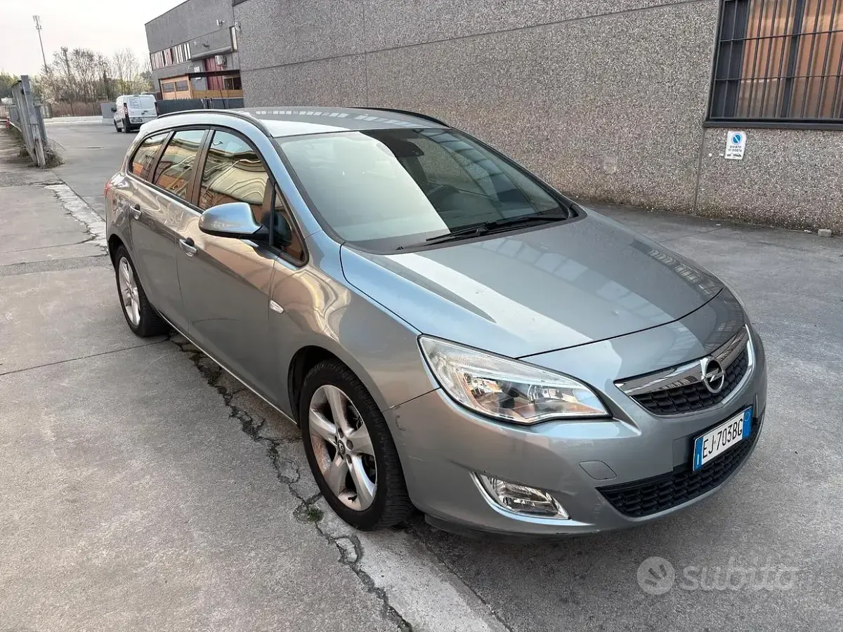 Używany Opel Astra Cosmo 115 KM (84 kW) 2011 Niebieski Kombi