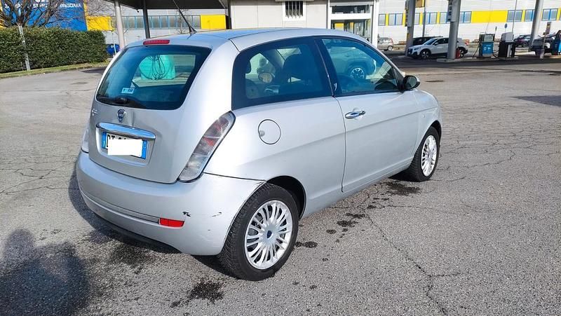 Usata Lancia Ypsilon 60 CV (44 kW) 2009 Argento Utilitaria