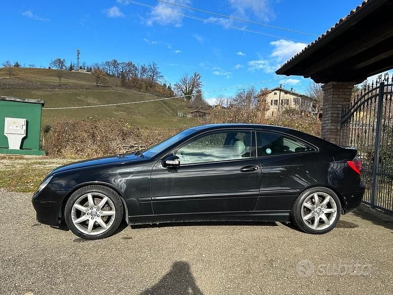 Usata Mercedes C220 Avantgarde 143 CV (105 kW) 2003 Nero Coupé