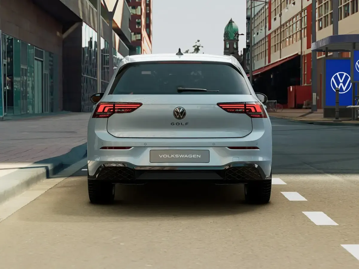 Nuova VW Golf VIII R-line Plus 150 CV (110 kW) 2026 Crystal ice blue metallizzato Berlina