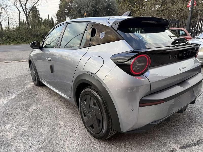Nuova Lancia Ypsilon 101 CV (74 kW) 2025 Argento Utilitaria