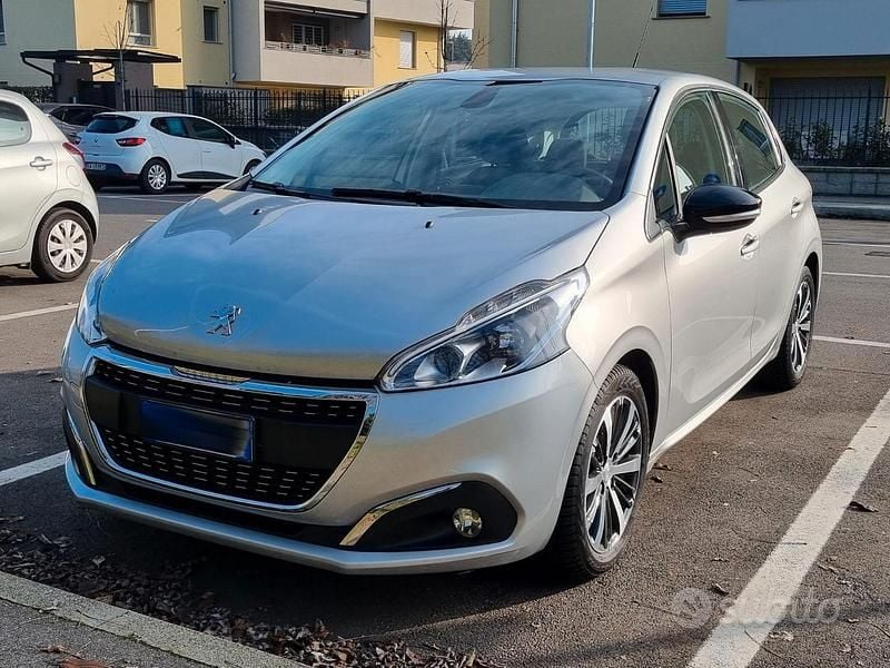 Argento Usata 2018 Peugeot 208 Allure Utilitaria | 10.500 € (Buon prezzo) - Immagine 1/4