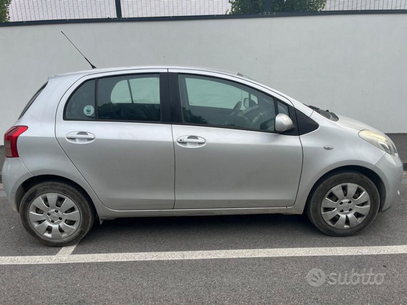 Usata Toyota Yaris 65 CV (47 kW) 2007 Grigio Utilitaria