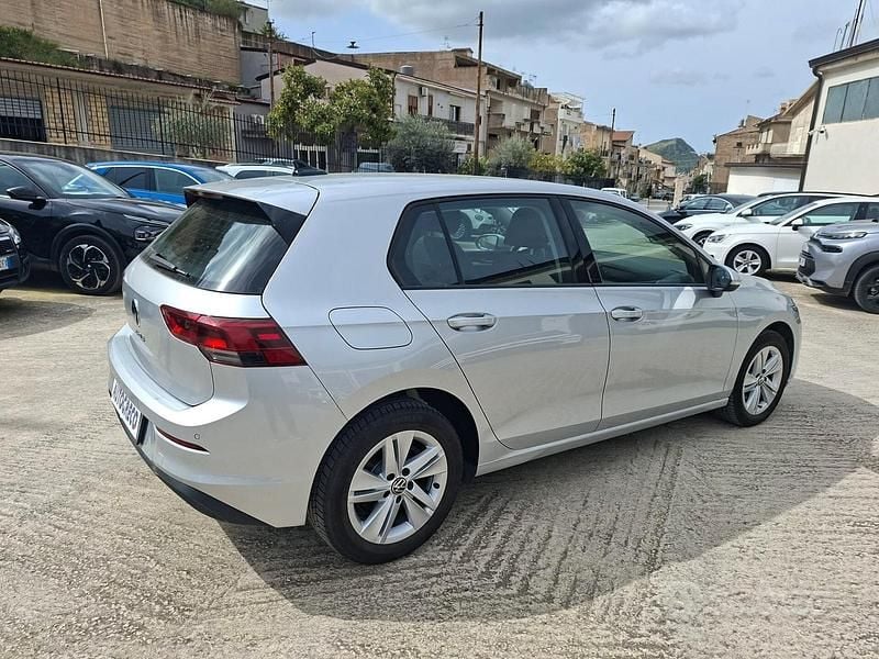 Usata VW Golf VIII Life 116 CV (85 kW) 2022 Grigio Berlina
