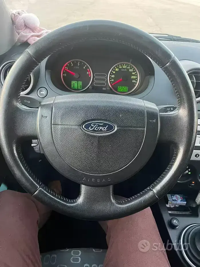 Usata Ford Fiesta 68 CV (50 kW) 2005 Grigio Utilitaria