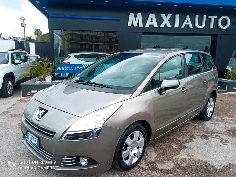 Usata Peugeot 5008 112 CV (82 kW) 2011 Grigio Monovolume