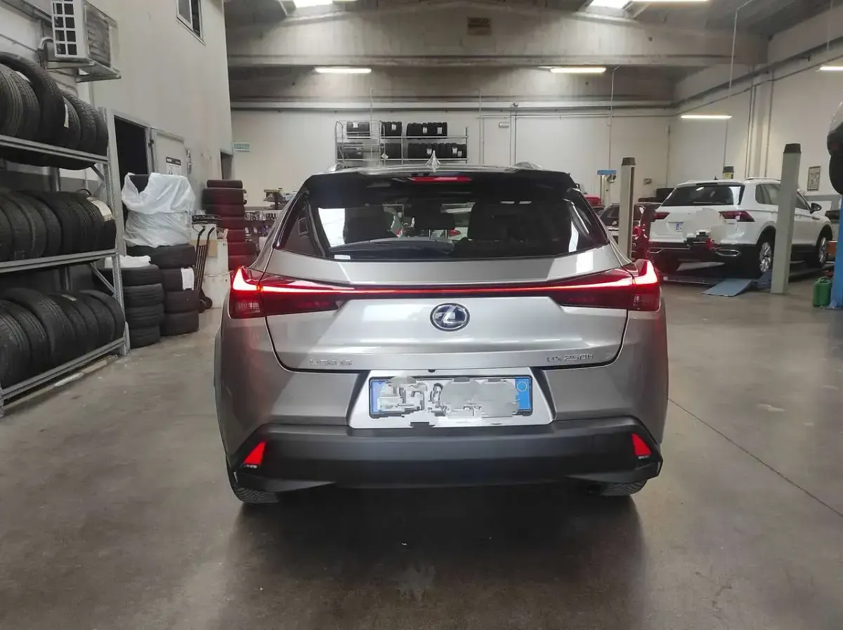 Usata Lexus UX Business Edition 145 CV (106 kW) 2021 Grigio metallizzato SUV