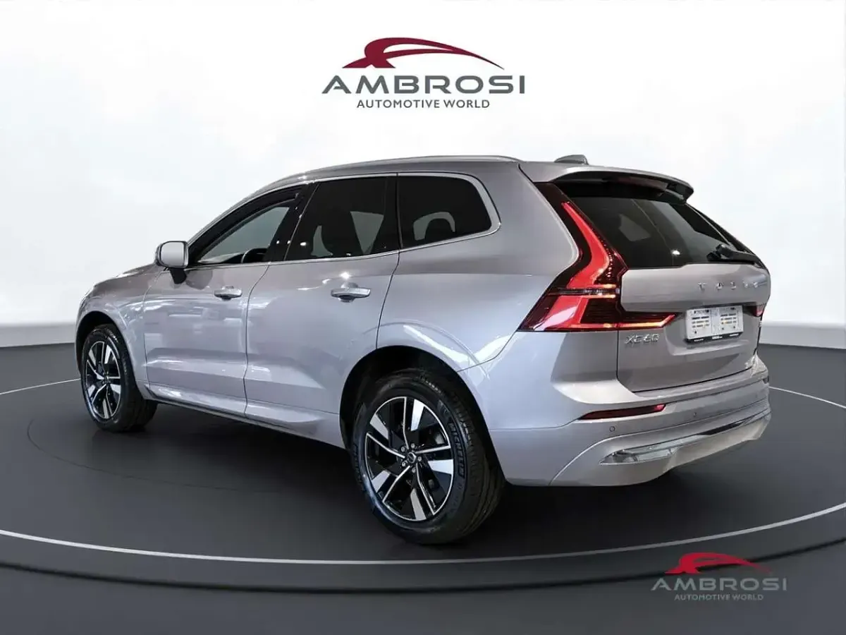 Nuova Volvo XC60 Plus 250 CV (183 kW) 2026 Aurora silver SUV
