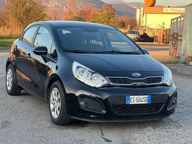 Nero Usata 2013 Kia Rio Tre volumi | 7500 € (Buon prezzo) - Immagine 1/4
