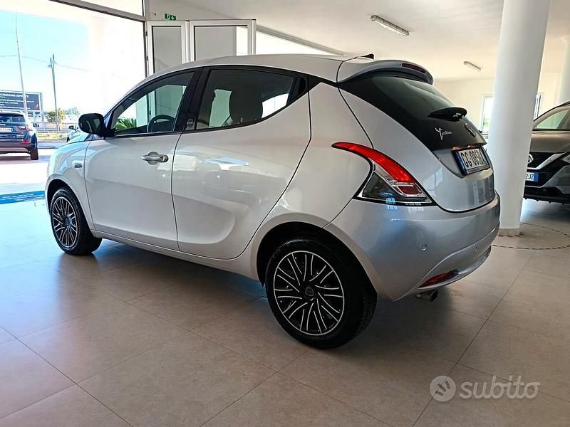 Usata Lancia Ypsilon Gold 69 CV (50 kW) 2021 Grigio Utilitaria